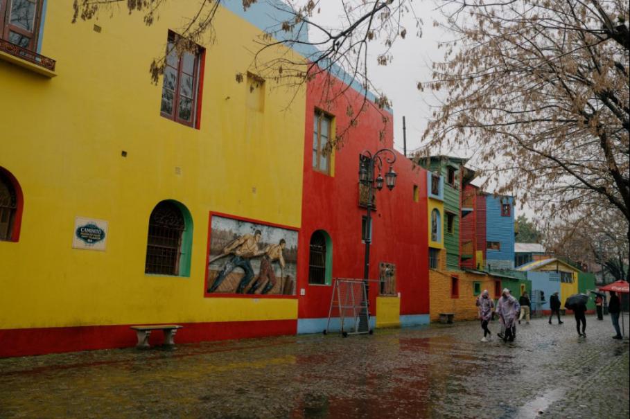 博卡区街头随处可见色彩斑斓的建筑群。记者张若涵 摄