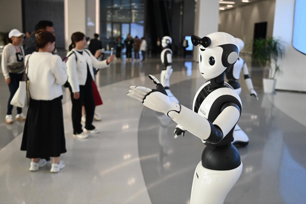 11月7日，观众在乌镇世界互联网科技馆大厅观看机器人跳舞。新华社记者黄宗治 摄