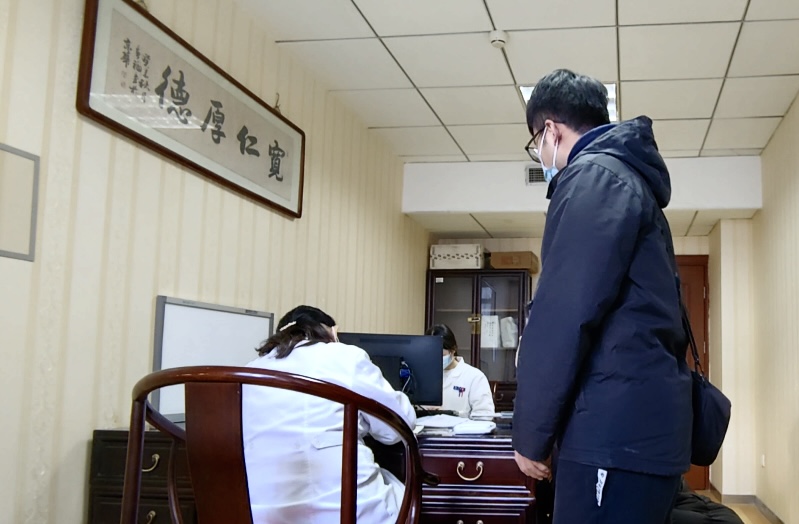 陪诊师大飞陪同来京就诊的患者在医院问诊。记者任妍摄