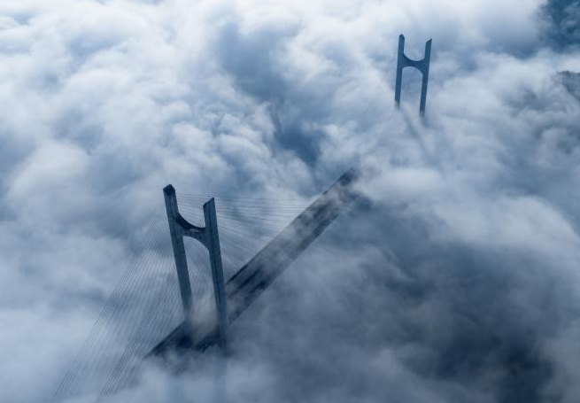 贡水河大桥云雾缭绕宛若仙境